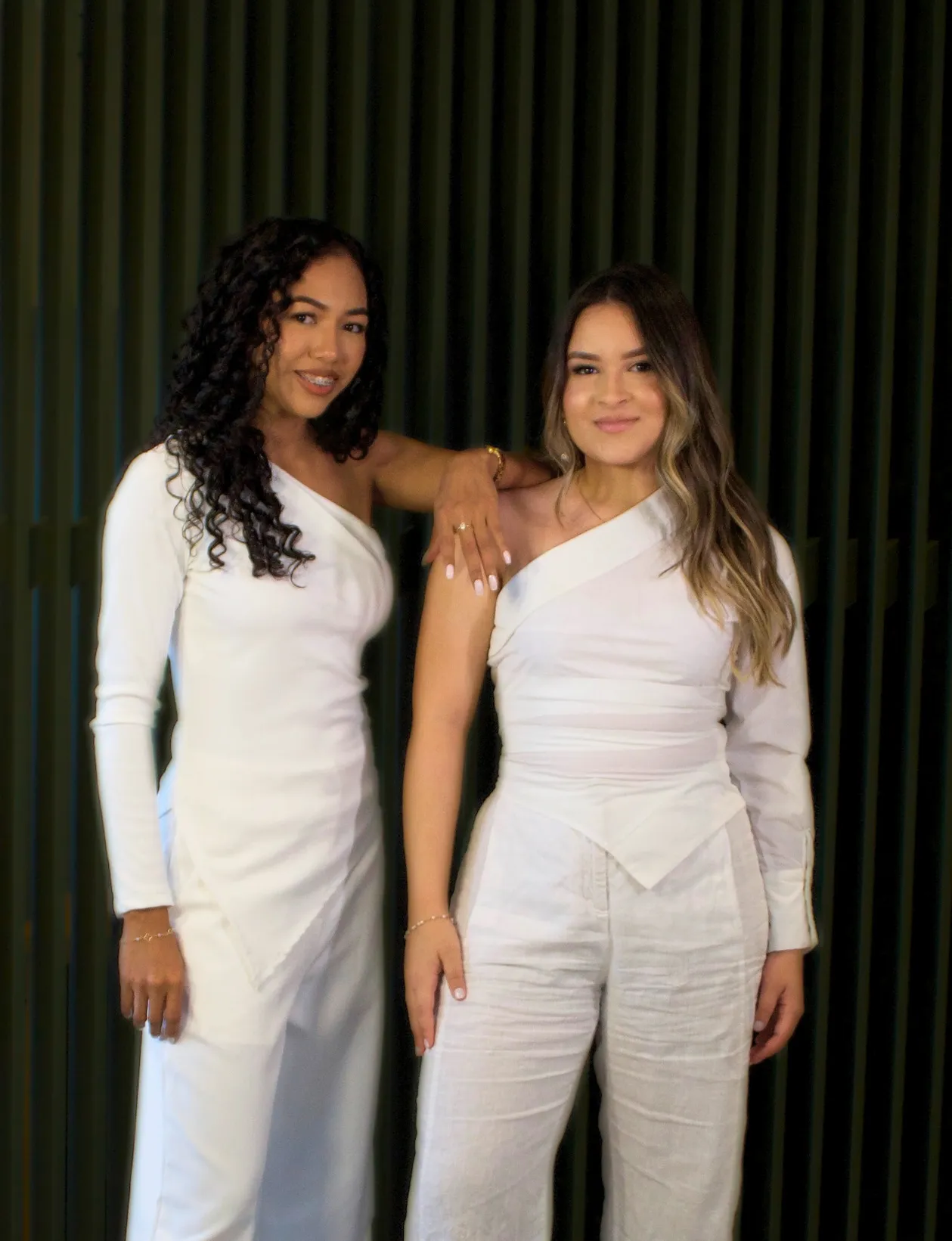 Mulher profissional e estilosa sentada em uma cadeira de design em um estúdio fotográfico sofisticado